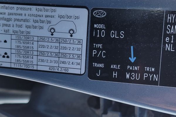 Kuinka löytää värikoodi autostasi